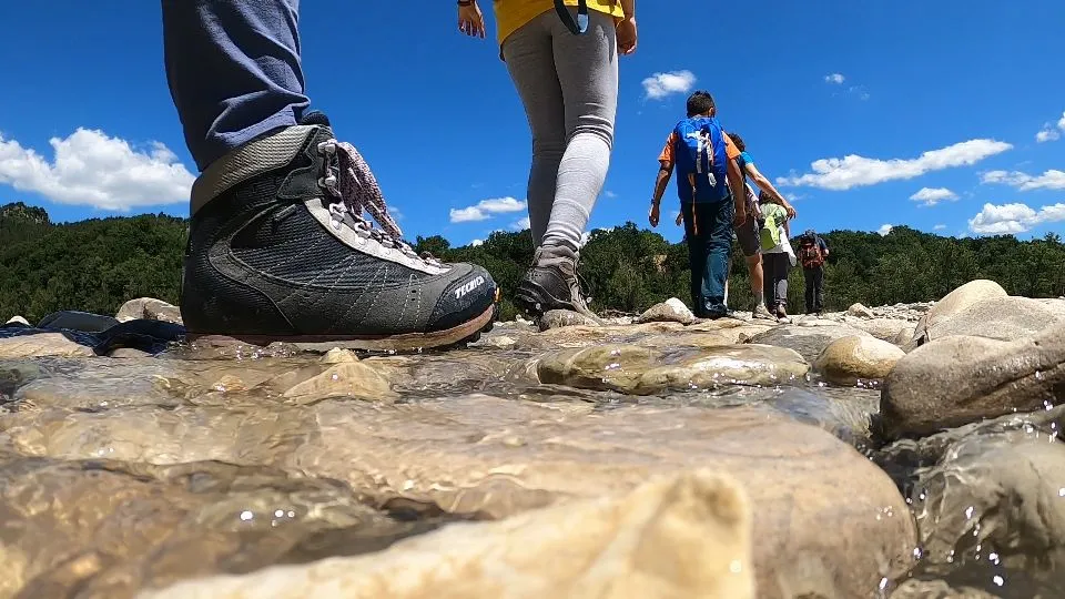 Un passaggio di pellegrini sul fiume Marecchia.
