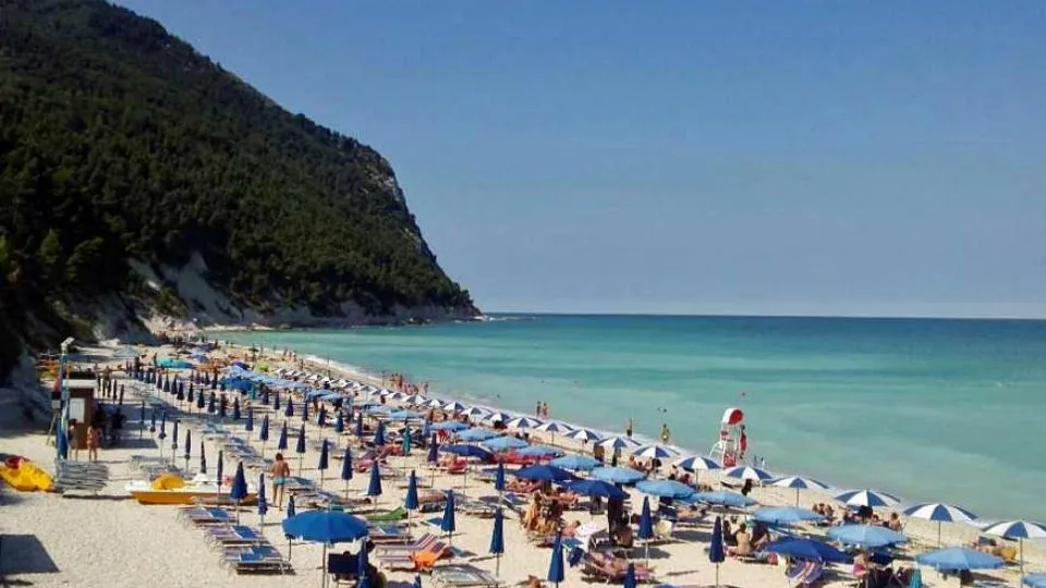 una spiaggia marchigiana