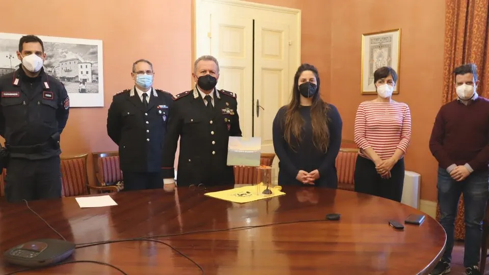 Al centro il comandante della Regione Carabinieri Forestale Fabrizio Mari e la sindaca Alice Parma in una recente visita al Municipio