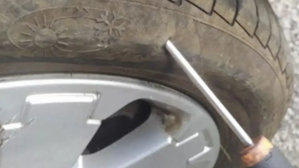 la gomma vandalizzata