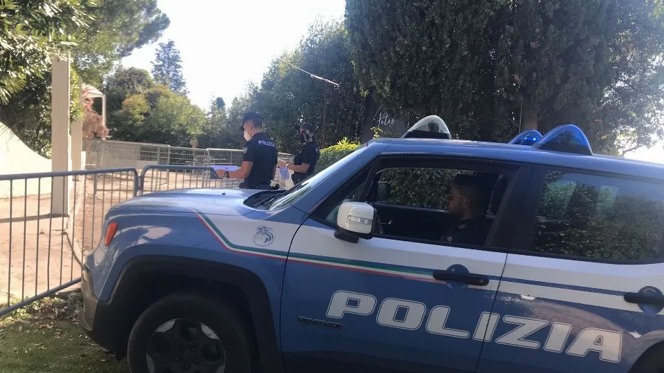la polizia notifica il provvedimento
