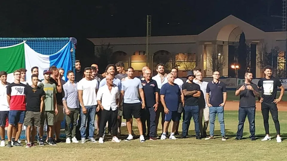 La squadra al termine della presentazione ufficiale
