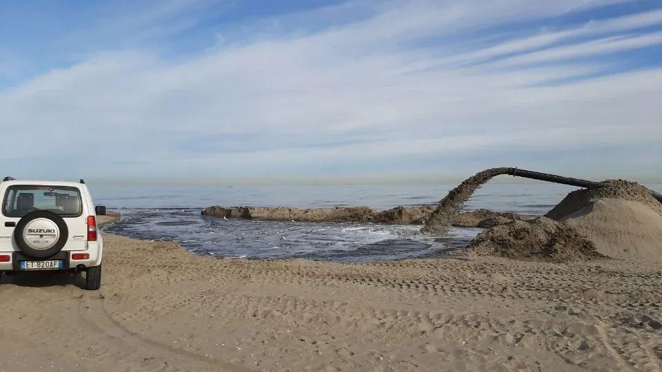 i lavori di dragaggio al proto di Riccione