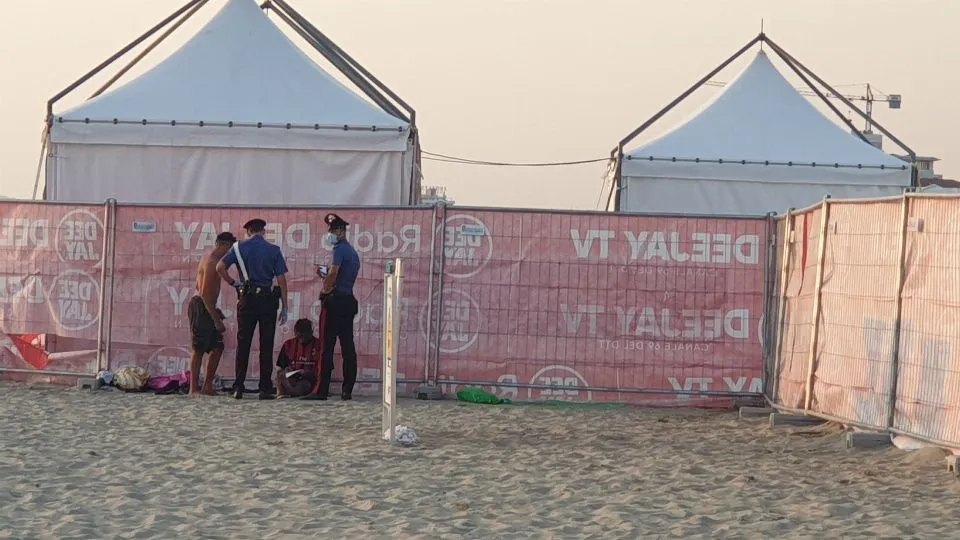 i carabinieri durante alcuni controlli in spiaggia (repertorio)
