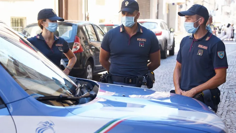 alcuni agenti delle Volanti