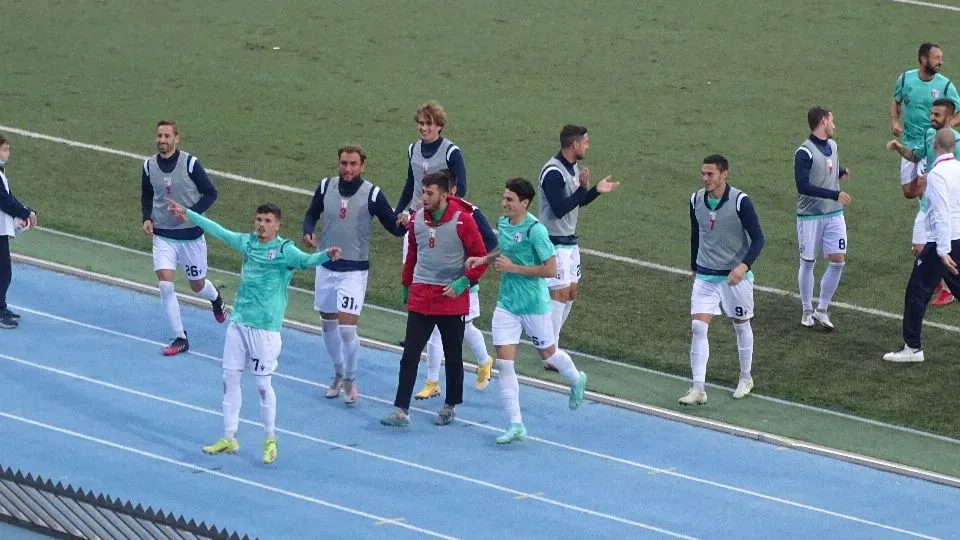 Antonio Ferrara festeggia sotto la tribuna centrale il suo eurogol (2-0)