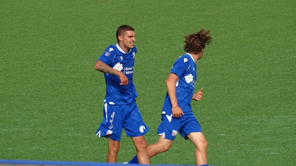 Scott Arlotti sofferente per crampi dopo il gol del 2-2 al “Calbi”
