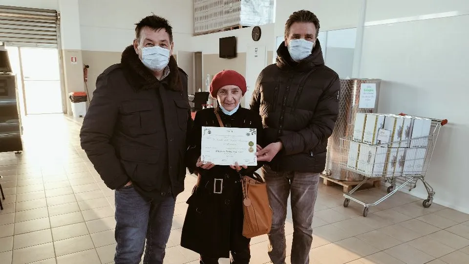 i due produttori (nella foto con l’assessore saludecese Gigliola Fronzoni