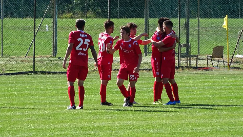 Valeriani abbracciato dai compagni dopo il gol del 2-1 biancorosso
