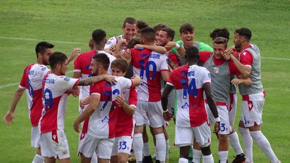 Scott Arlotti festeggiato dai compagni
