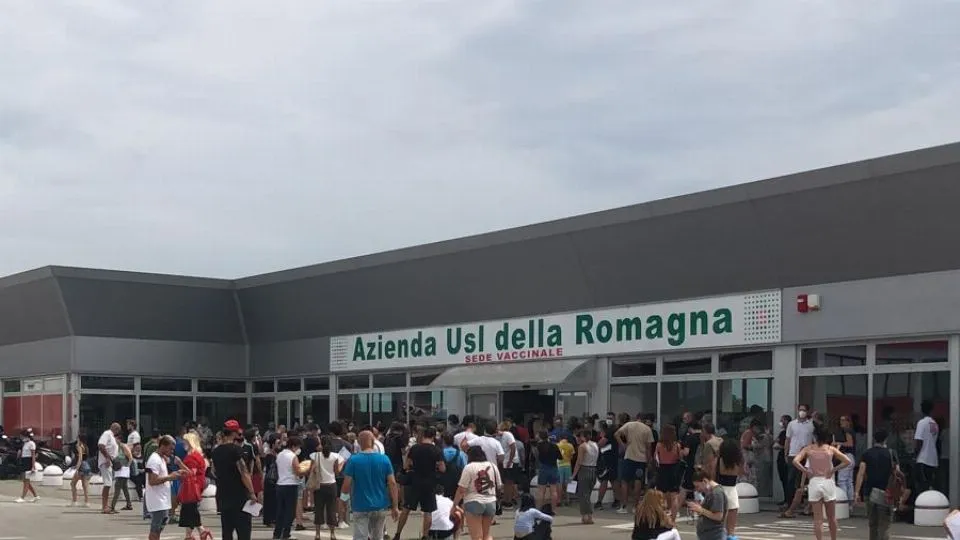 l’esterno dell’hub vaccinale di Rimini