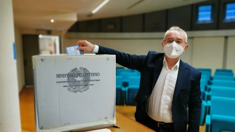 Il presidente in carica Santi al voto
