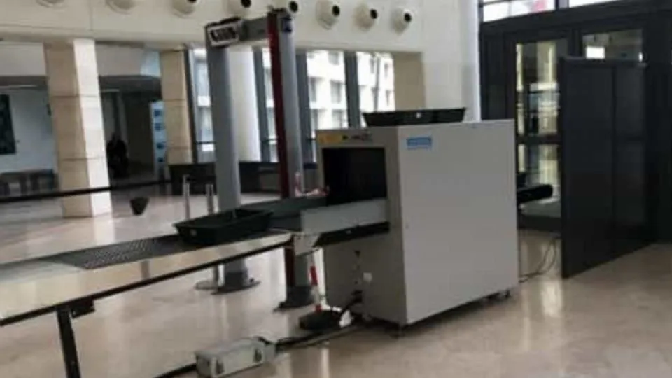 lo scanner all’ingresso del tribunale