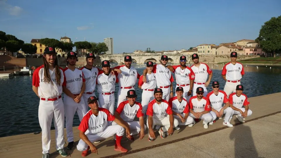 La squadra di Erba Vita New Rimini al Ponte di Tiberio
