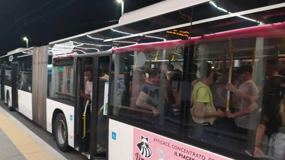 uno dei bus del Metromare