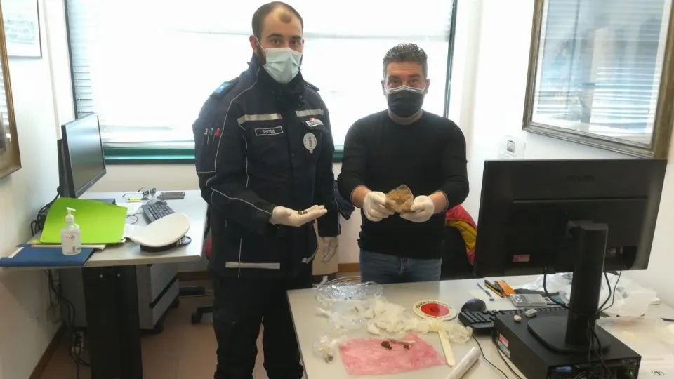 Gli agenti di polizia Giudiziaria mostrano la droga sequestrata
