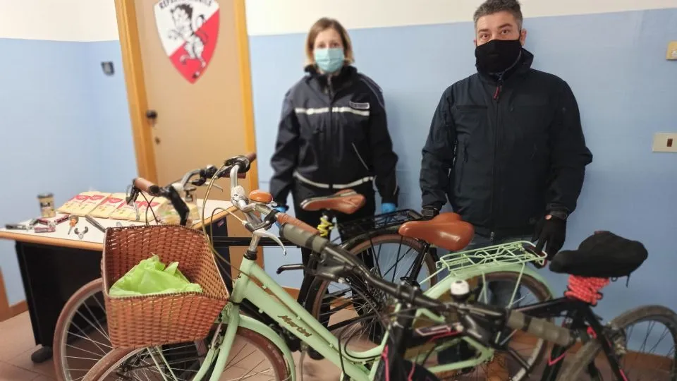 Gli agenti con le bici rubate utilizzate dai rapinatori
