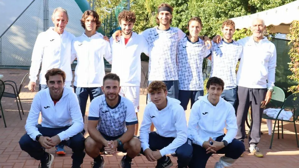 La formazione al completo del Tennis Club Viserba