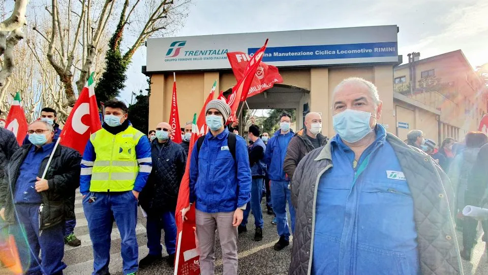 una passata manifestazione davanti alle officine di Trenitalia a Rimini