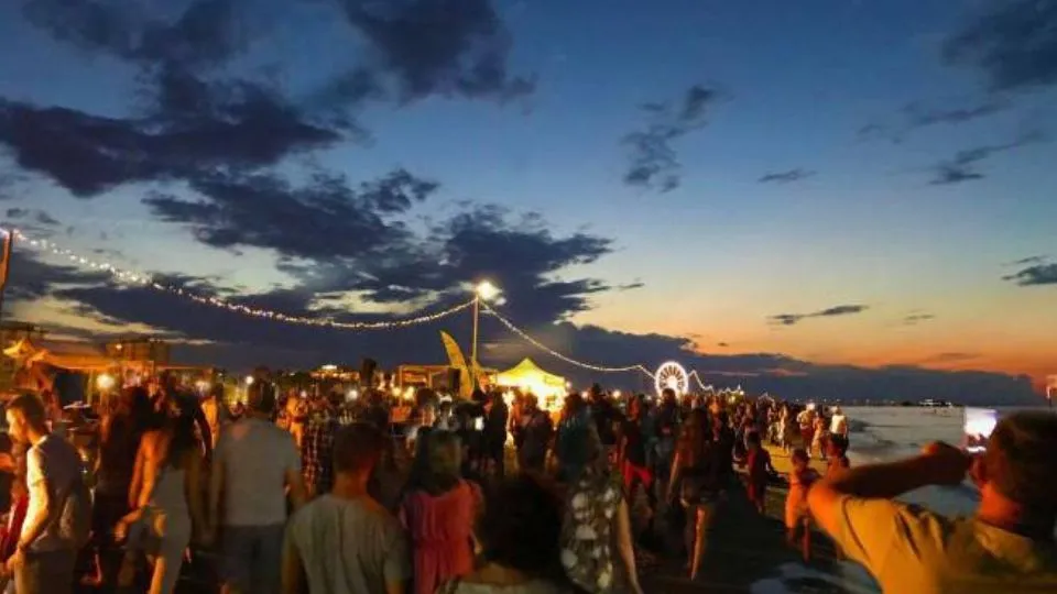 La spiaggia di Rimini gremita di turisti
