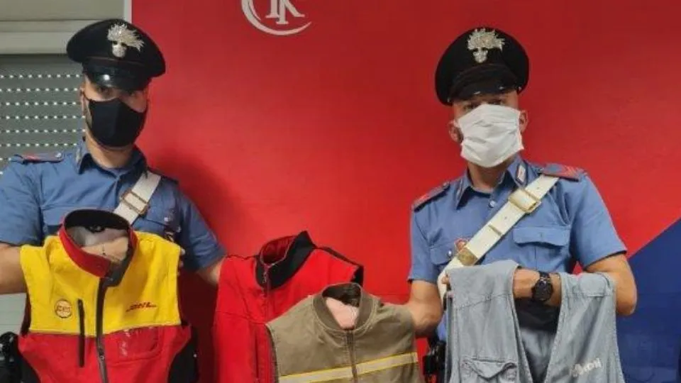 I carabinieri con le divise usate dai finti fattorini