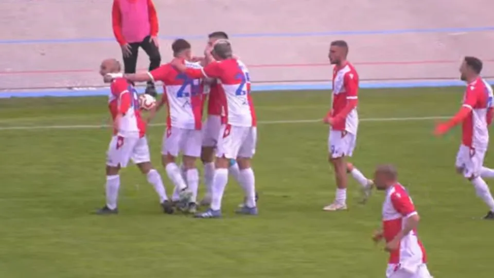 Pupeschi festeggiato dai compagni dopo il gol dell’1-1