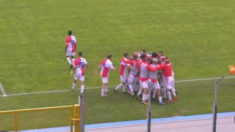 Ambrosini festeggiato dopo il 2-2 al 90°