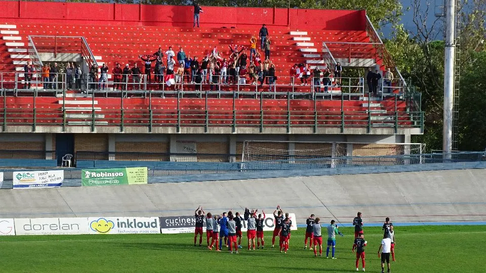 Il saluto dei giocatori del Rimini ai tifosi al seguito