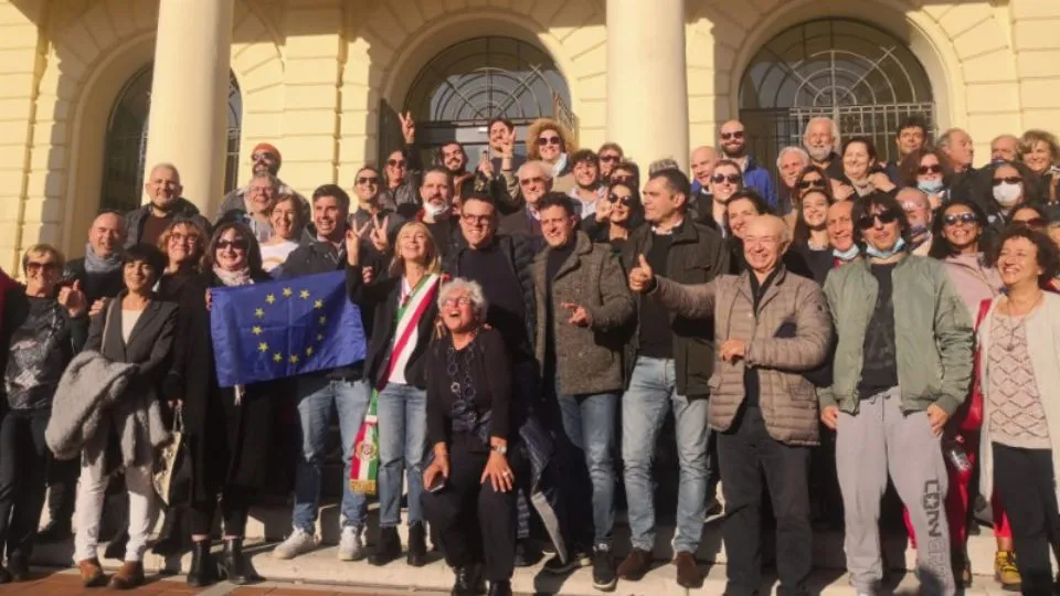 foto di gruppo davanti al Municipio