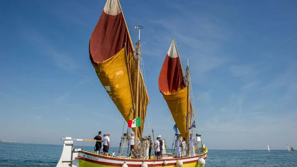 la processione in mare, con le barche storiche che accompagnano al largo la Madonna del Mare trasportata a bordo della Saviolina (foto Casalboni)