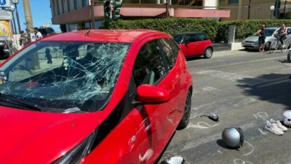 la Toyota con il parabrezza frantumato