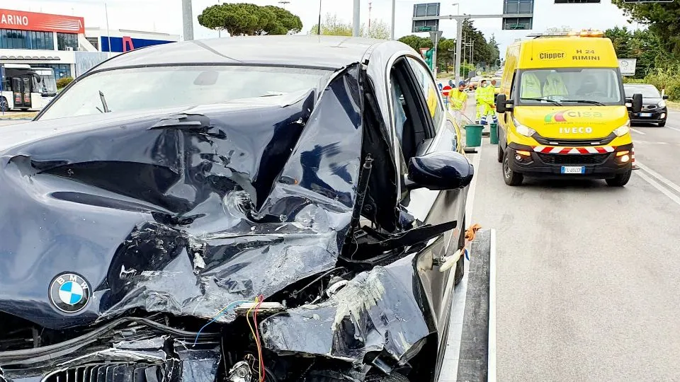 la Bmw accartocciata (foto Migliorini)
