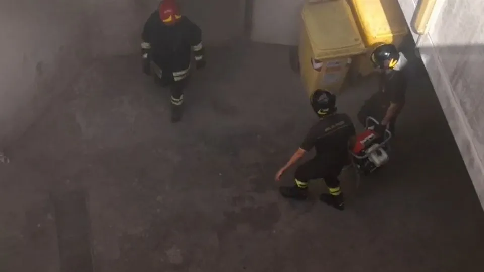 I vigili del fuoco al lavoro in via Rosaspina