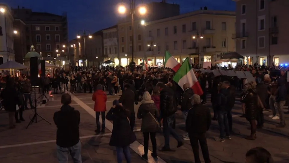 la manifestazione in piazza Tre Martiri

