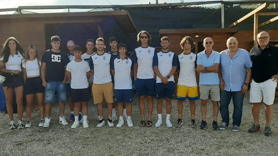 Giocatori, dirigenti e tecnici del Tc Viserba con Giorgio Grassi