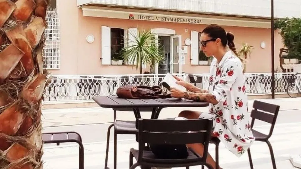 di Nicola Cirillo: una lettrice nel salottino del Lungomare all’angolo con via Comacchio