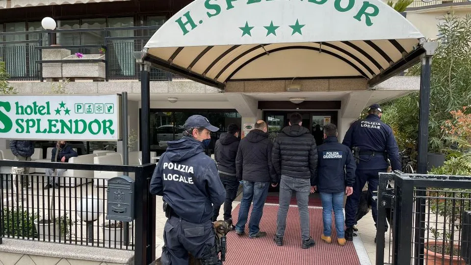 il blitz della polizia Locale