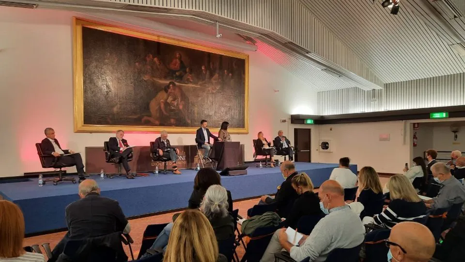 Un momento del dibattito dei candidati in sala Manzoni
