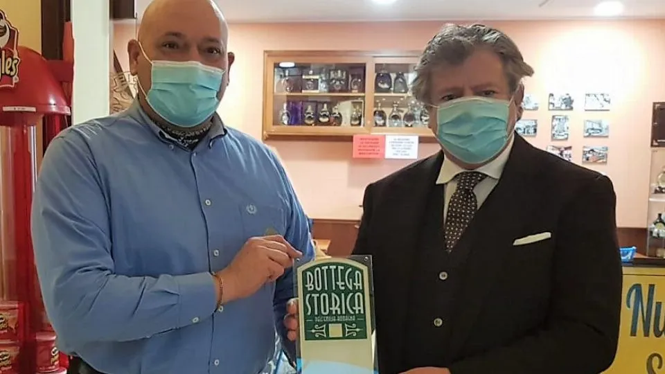 la consegna del riconoscimento