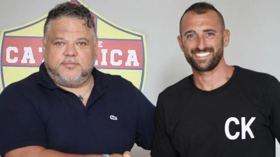 La stretta di mano tra il presidente Oscar Cervellieri e Francesco Scotti