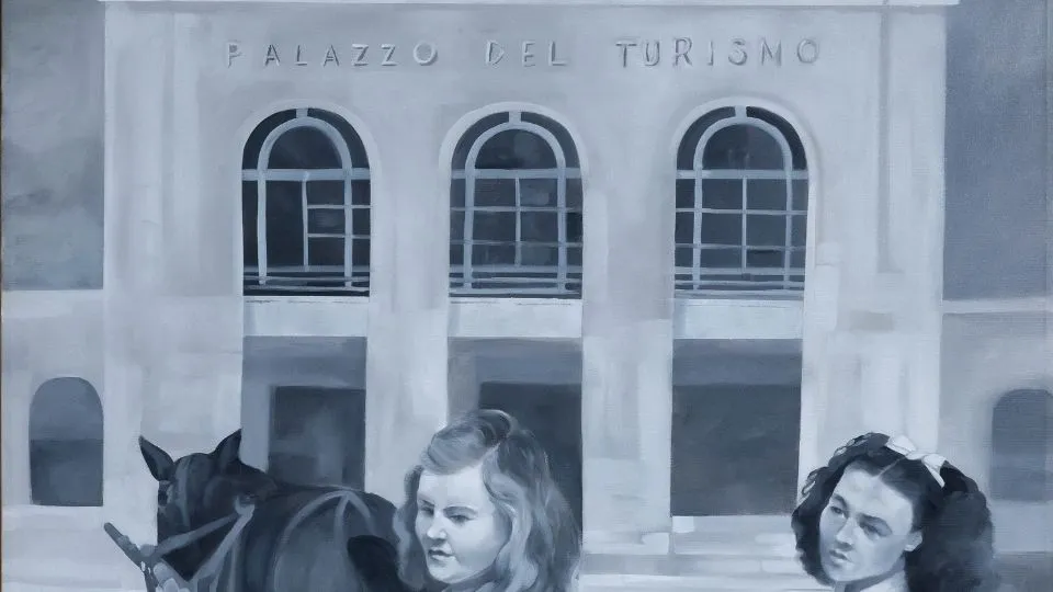 Palazzo del turismo con turiste