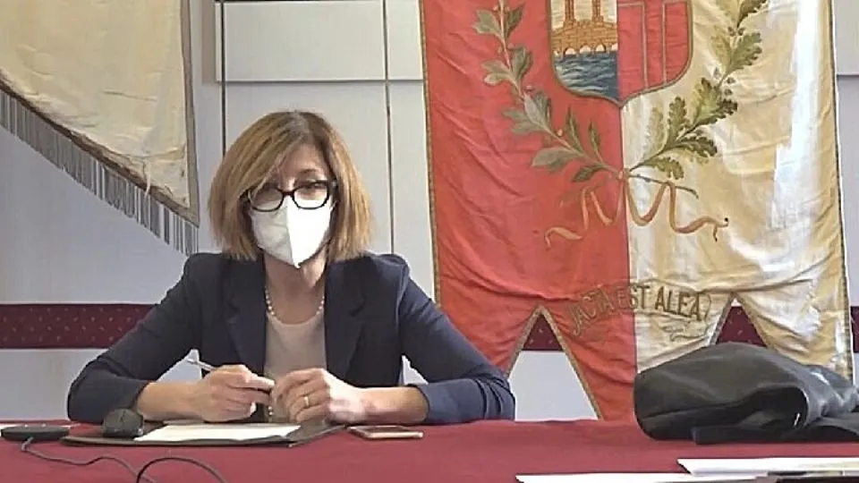 l’assessore Frisoni in conferenza stampa