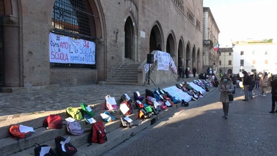 la protesta degli zaini