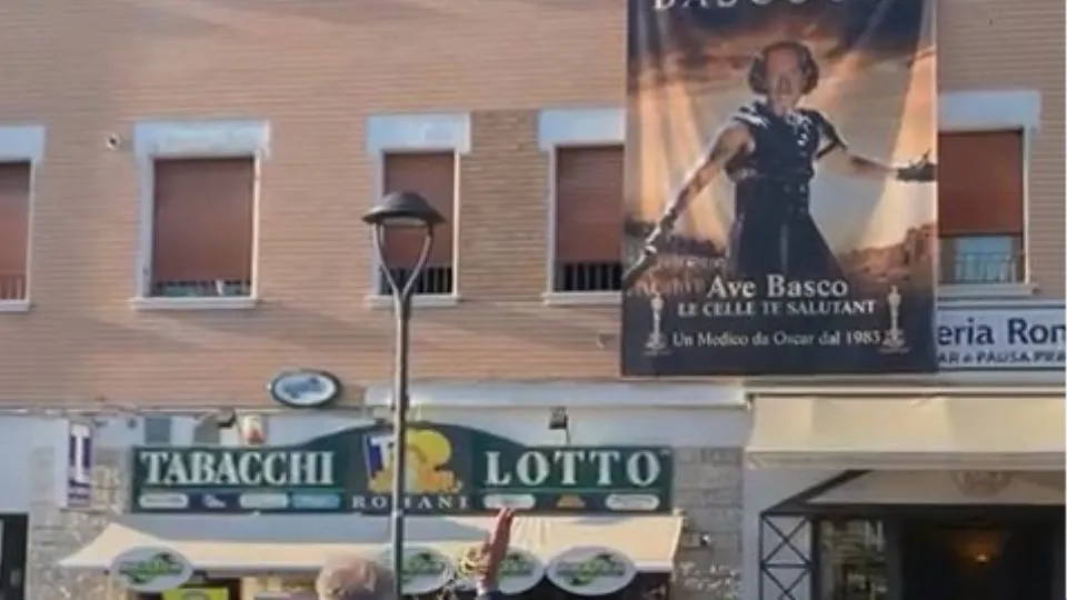 il dottore davanti al poster
