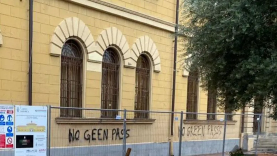Una delle scritte con refuso sui muri del municipio