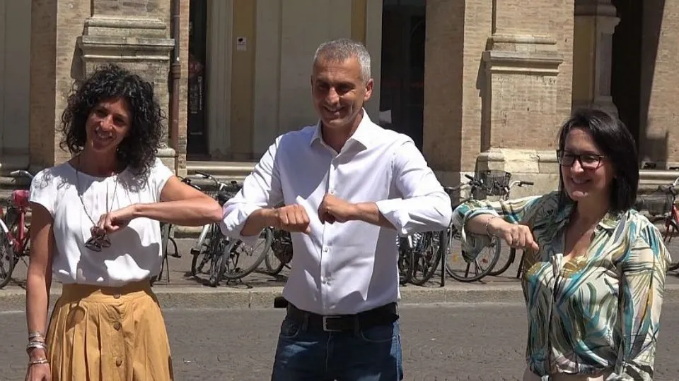 Jamil Sadegholvaad tra Emma Petitti e Chiara Berlini
