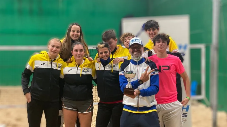 Max Sforza con la squadra del Pura Vida promossa in B