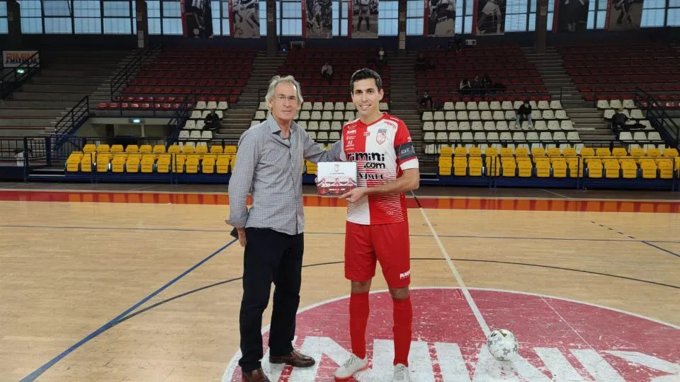 Davide Timpani premiato dal presidente Giorgio Mulazzani per le 300 presenze in biancorosso