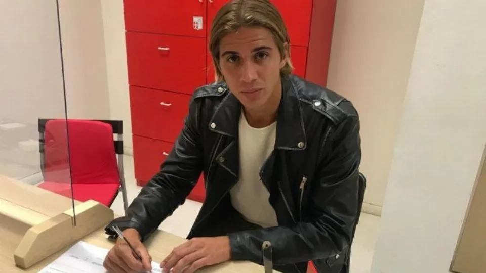 Matteo Ronchi il giorno della firma che lo ha legato al Rimini FC
