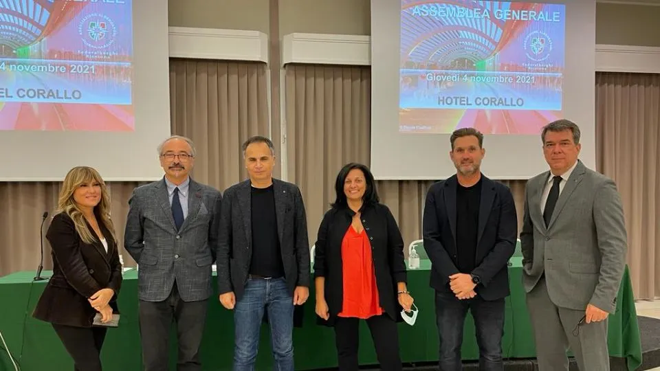 foto di gruppo al termine dell’assemblea di Federalberghi